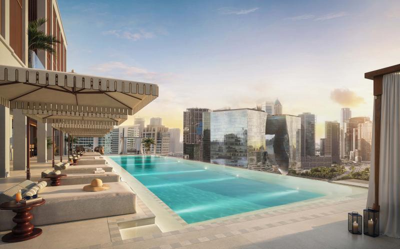 على السطح، تتيح منطقة المسبح غير المتناهي إطلالة آسرة على أفق المدينة.