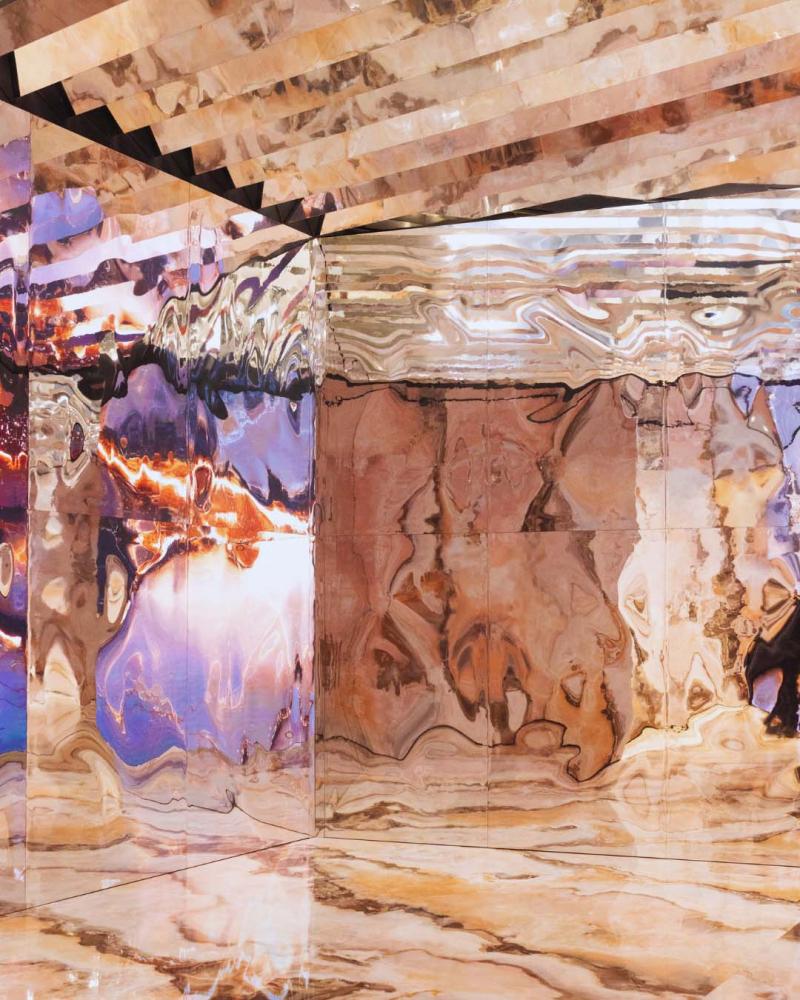 في عمل بعنوان "الرحلة السحرية"، حوّلت مجموعة Iris Ceramica Group أسطح السيراميك إلى تركيبات تجريبية منحوتة. 