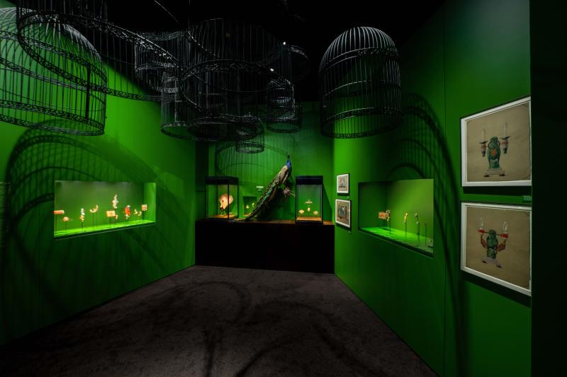 استكشف المعرض الخاص بمدرسة L’ÉCOLE Middle East رمزية الطيور من خلال الجمع بين الجواهر الغربية والفنون الإسلامية.