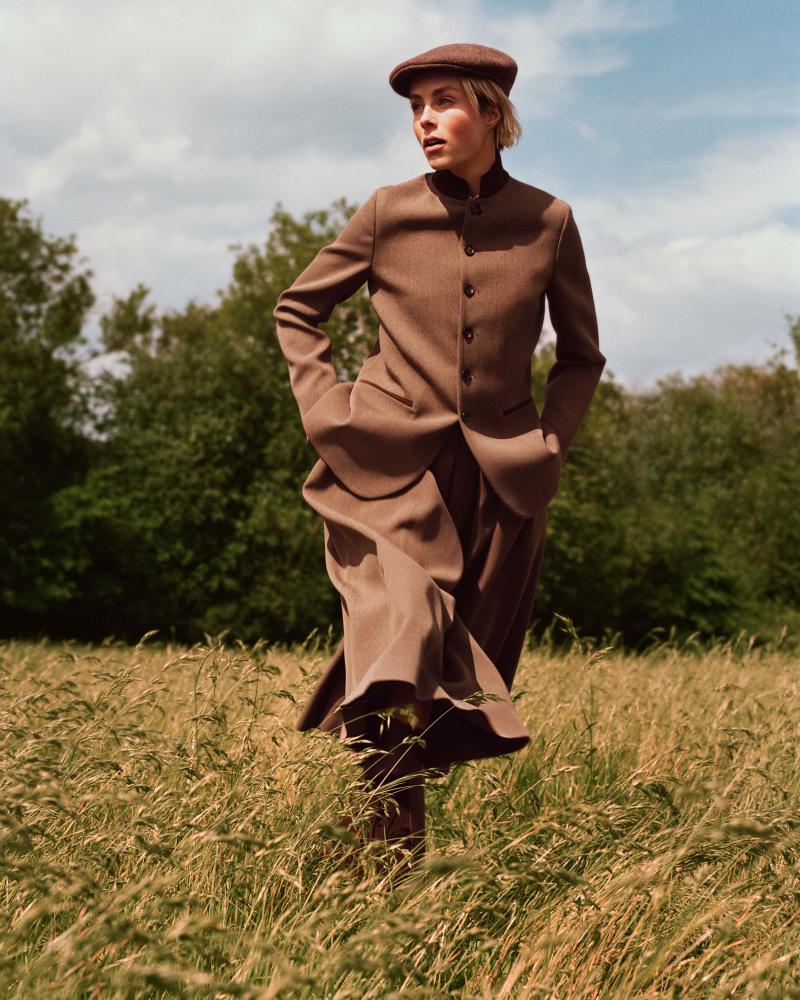 سترة Talia وسروال Liddy، مشغولان من الصوف البكر، وقبعة Morey المشغولة من الصوف واللباد، وحذاء مرتفع من جلد العجول. 