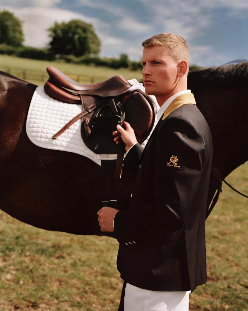 سترة Maureen، حيكت من الصوف الأسترالي المعالج تقنيًا، وقميص وسروال Ostana المشغولان من جيرسيه القطن.  