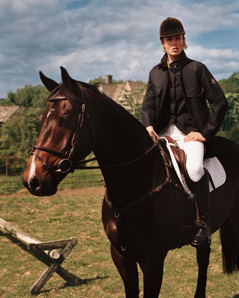 سترة Traveller Field Jacket، حيكت من الحرير والكتان، وسترة Vade المشغولة من صوف غرافين، وسروال Rouen المشغول من الألياف الدقيقة والإيلاستان، وقبعة Alma المشغولة من اللباد، وحذاء Horseriding High Boot المصنوع من جلد العجول الناعم واللامع. 