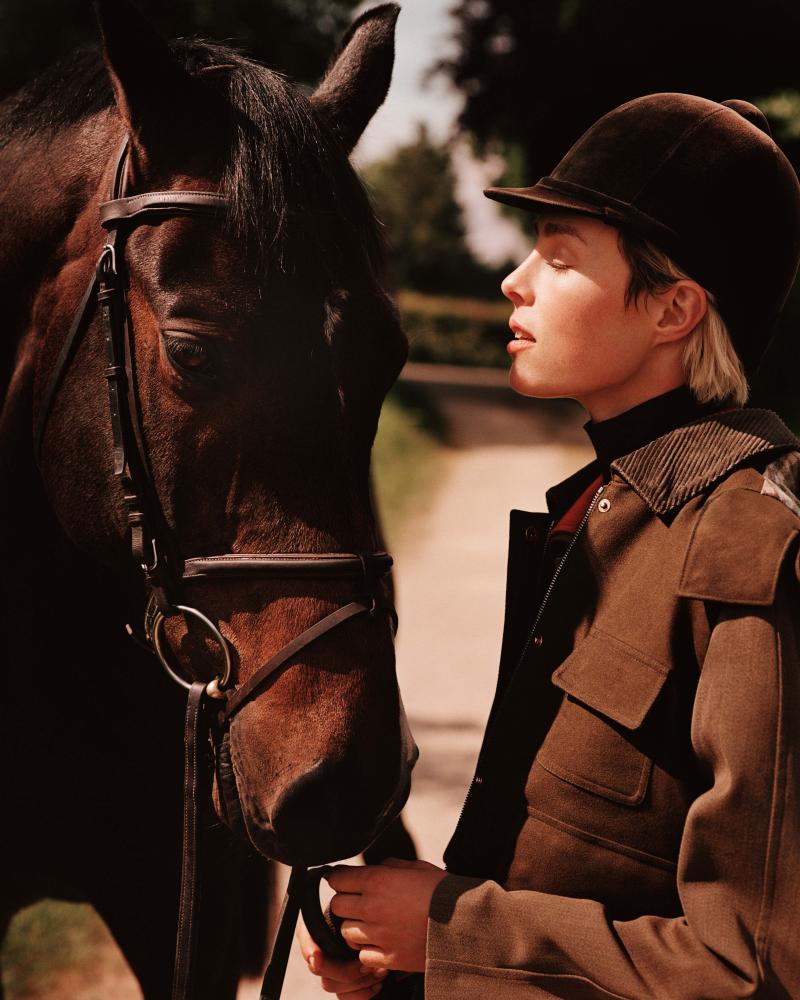 صدار Clady المصنوع من القطن المشمّع، ومعطف Jordan المشغول من الصوف المعالج بتقنية Storm System، وكنزة بياقة مرتفعة محبوكة من الصوف، وقبعة Alma المشغولة من اللباد.  