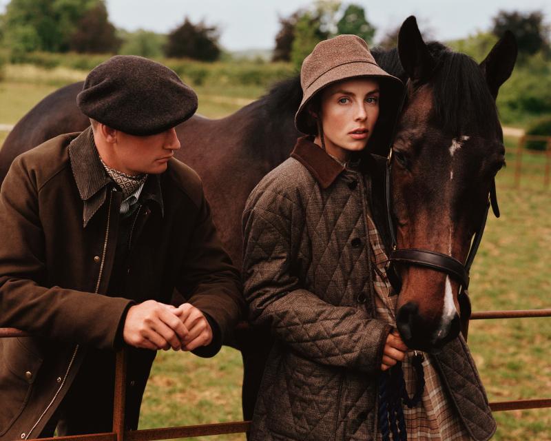 هي: سترة Jodie، حيكت من الصوف المعالج بتقنية Rain System المقاومة لنفاذ المياه، وثوب Catlin الذي تزيّن الأشكال المربّعة نسيجه المشغول من الكشمير وصوف Wish الخاص بلورو بيانا، وقبعة Agata مشغولة من الكشمير المعالج بتقنية Storm System للحماية من البرد.   هو: سترة Kade Caban المشغولة من القطن والفيسكوز، وسترة Hedland التي تزيّن النقوش المربعة نسيجها المشغول من مزيج الكتان والصوف والكشمير، وقميص بولو باللون الرمادي من طراز Drumoak المحبوك من الصوف والحرير، وقميص Elia Penny Collar المشغول من القطن والحرير، وسروال Brendan المشغول من الصوف البكر، ووشاح حريري من طراز Loro Piana Floral Maiolica، وقبعة Morey المصنوعة من الصوف واللباد. 