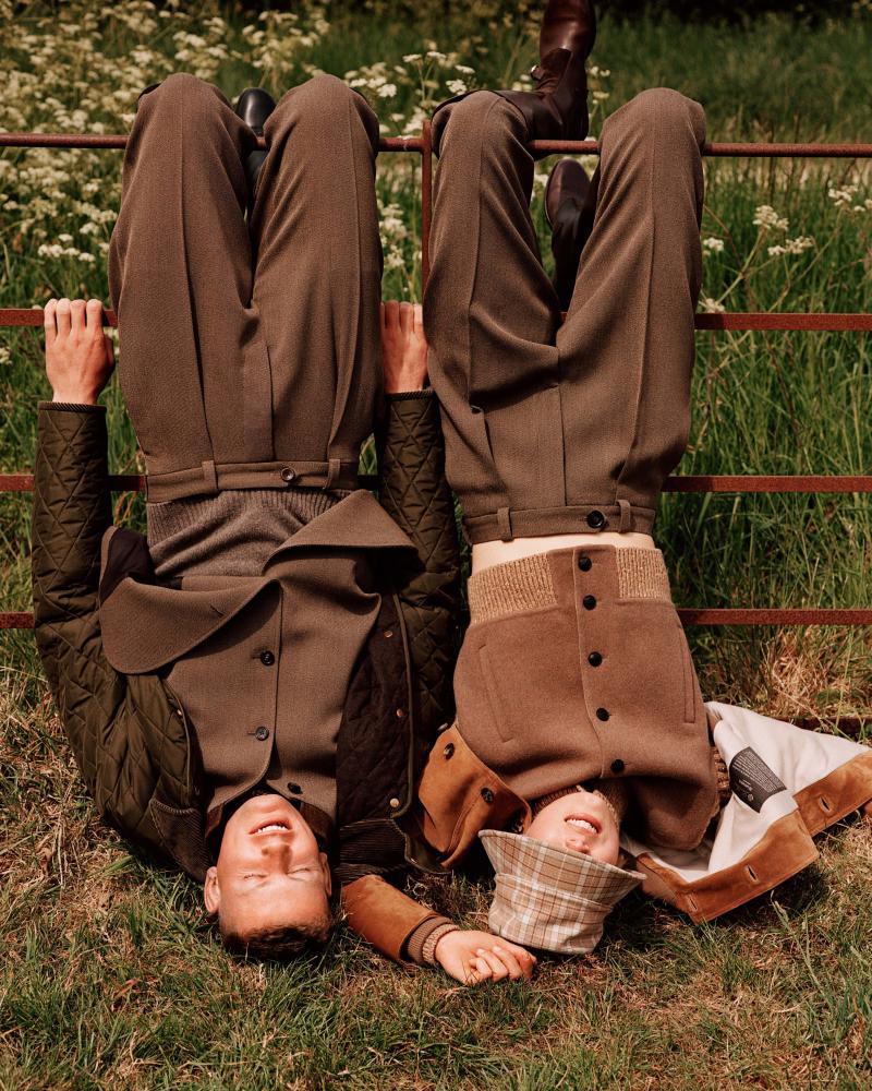 هي: سترة Maremma المشغولة من جلد العجول المقلوب، وسترة قصيرة من طراز Tammy حيكت من الصوف والكشمير، وسروال Mikki المشغول من الصوف البكر، وقبعة Agata مشغولة من مزيج الكشمير وصوف Wish ومزدانة بالأشكال المربعة، وحذاء Horseriding Gaiter المشغول من جلد العجول.   هو: سترة Randy المشغولة من نسيج حريري معالج تقنيًا، وسترة Roadster المشغولة من الصوف ونسيج الجيرسيه، وقميص بولو من طراز Drumoak محبوك من الصوف البكر، وسروال Norfolk المشغول من الصوف، وحذاء مرتفع من جلد العجول. 