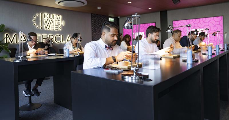 أثرت روزنامة أسبوع دبي للساعات ورش تعليمية انضم إليها الهواة من الزوّار لاختبار مهاراتهم في فن صناعة الساعات.