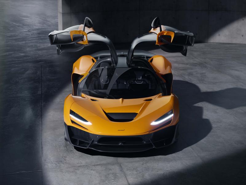 سيارة McLaren W1 التي تتباهى بتصميم رياضي انسيابي يخدم أداءها الخارق.