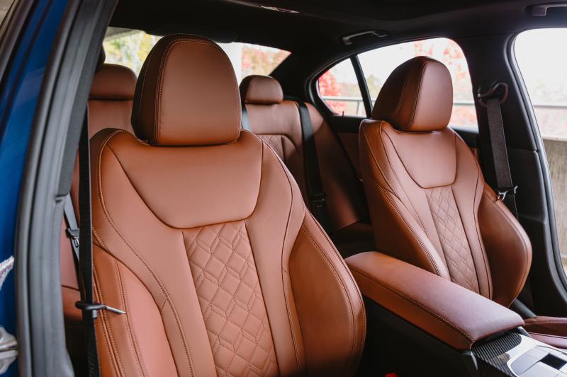 BMW M340i xDrive 50 Jahre Edition إصدار خاص يكرّم مسيرة الفئة الثالثة