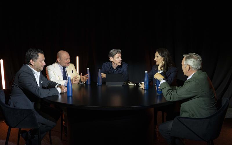 "الطاولة المستديرة للرؤساء التنفيذيين: إصدار فن صناعة الساعات"، التي جمعت (من اليمين إلى اليسار) كارل-فريدريك شوفوليه، وإيلاريا ريستا، وآندي هوفمان (محرر هودينكي الذي أدار الجلسة)، وجورج كيرن، وجوليان تورنار.