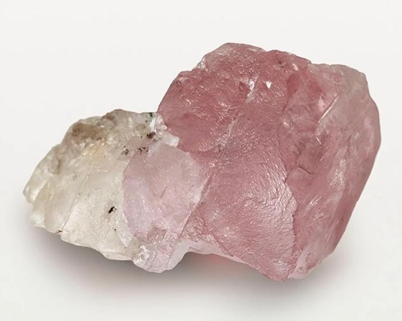 اكتشاف استثنائي.. منجم كاروي يدهش العالم بألماسة ثنائية اللون