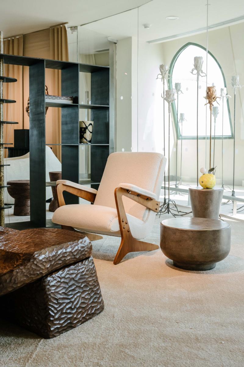 استعرضت صالة The AP Room  تصاميم للفنان الإيراني روهام شامخ تكوّنت من مقاعد ومصاطب مصبوبة في أشكال عضوية تشبه الجذور.