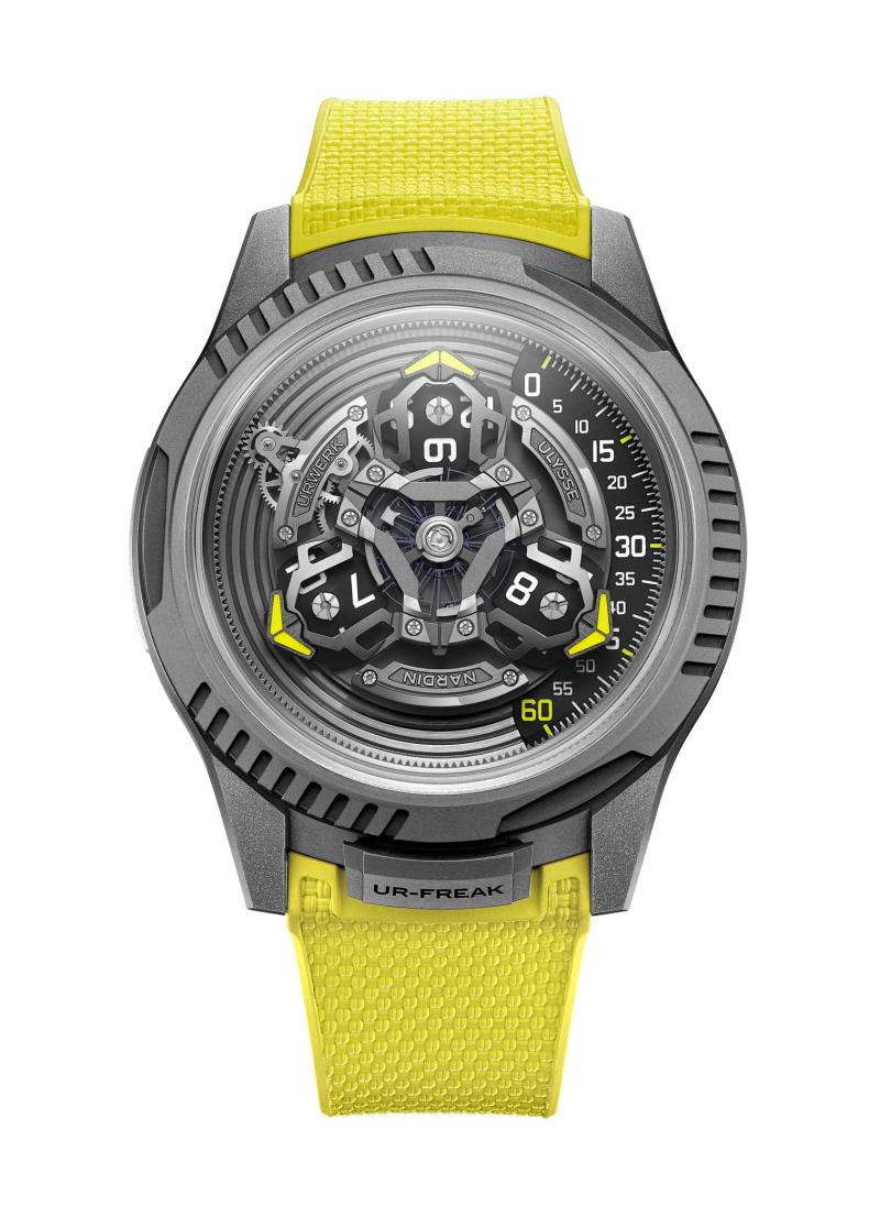 ساعة UR-FREAK المشغولة في علبة مشغولة من التيتانيوم والتي تجمع بين قمر الساعات الطوّاف المميّز من أورويرك، وميزان مركزي، ونظام التعبئة السريعة من أوليس ناردين.