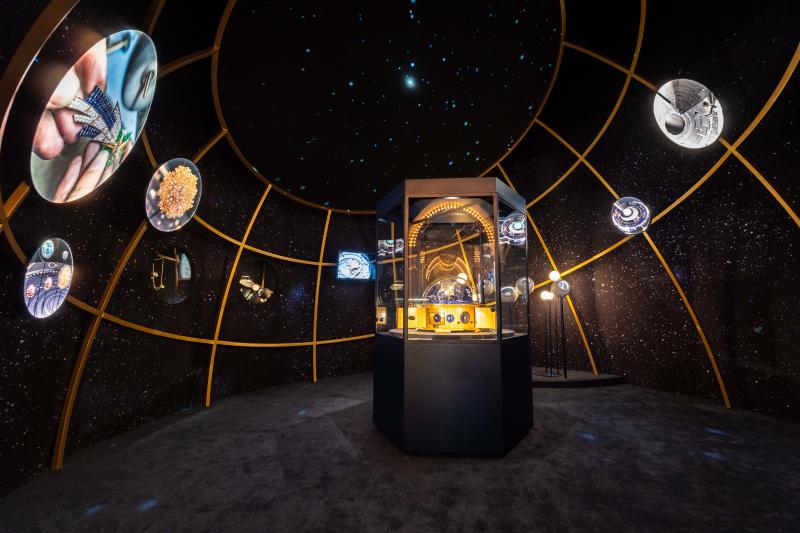 تحت عنوان "شاعرية الوقت.. كواليس الإبداع في صناعة الساعات"، استدرجت فان كليف أند آربلز الزائرين إلى رحلة غامرة لاستكشاف عوالم وثيقة الصلة بالدار، مثل عالم الفلك الشاعري.