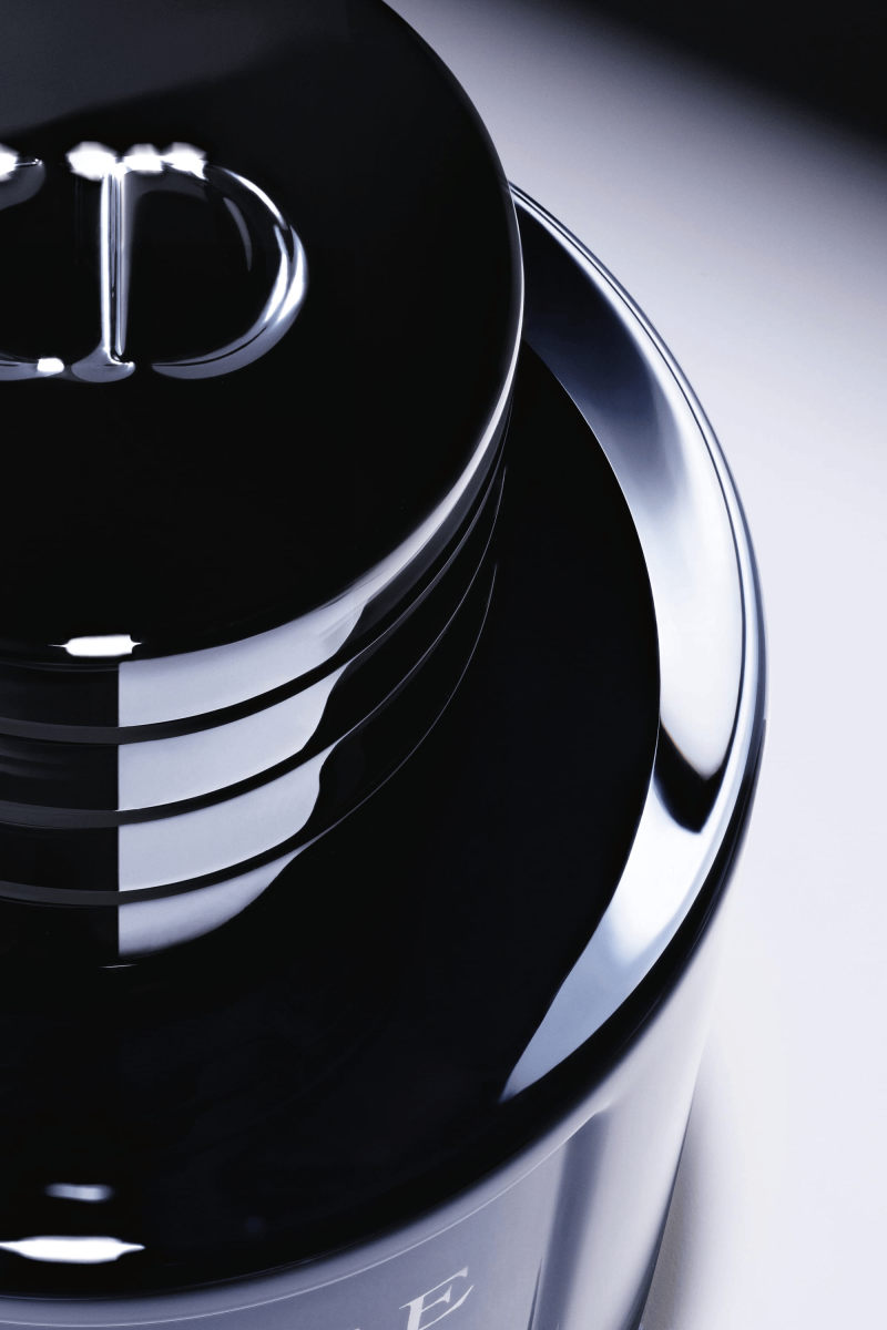 إصدار جديد من عطر ديور سوفاج.. إعادة تعريف الفخامة في عالم العطور الرجالية