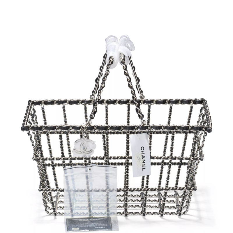 مزاد كريستيز 2025 يختتم العام برقـم قياسي.. أغلى حقيبة شانيل تُباع في مزاد علني عبر الإنترنت