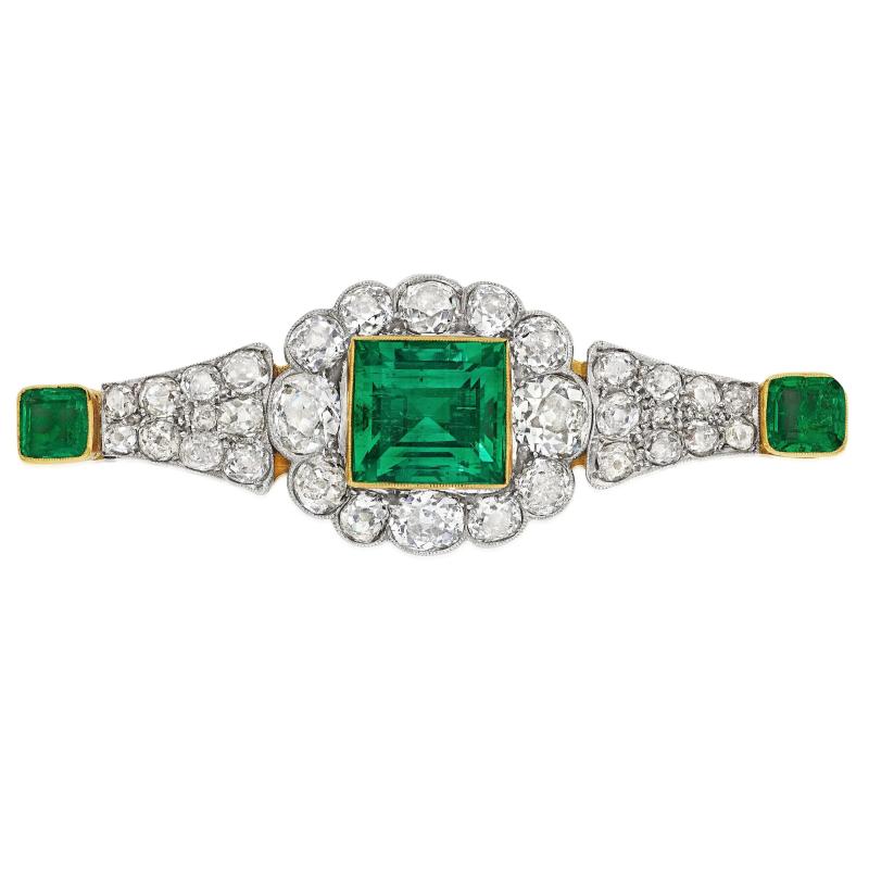 مشابك وأقراط في واجهة المزاد