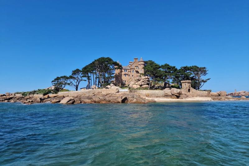 قلعة من القرن التاسع عشر تعود للواجهة.. جزيرة خاصة في بريتاني تُطرح للبيع مقابل 11 مليون دولار