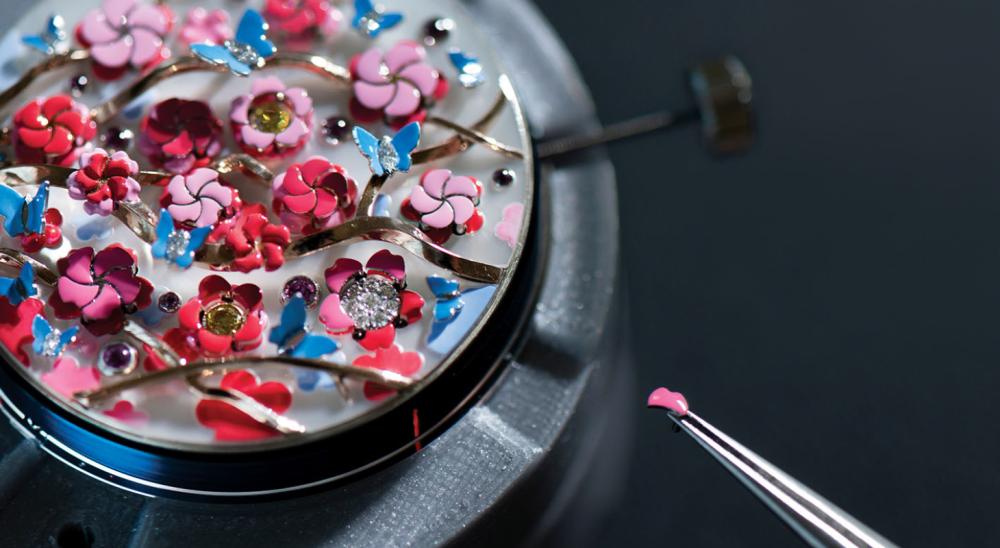 تثبيت بتلة من أصل 60 بتلة إلى ميناء ساعةLady Arpels Heures Florales Cerisier.