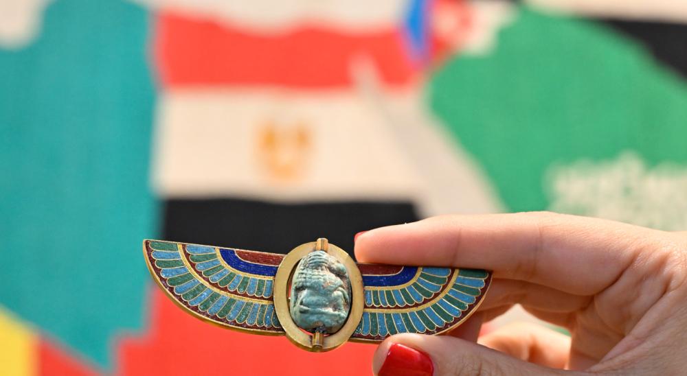 صور للملكة إليزابيث وجواهر ذات طابع مصري