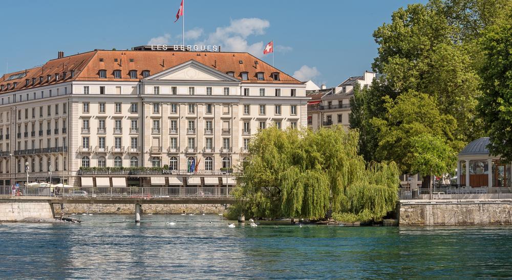 يرتفع فندق فورسيزونز أوتيل دي بيرغ عند ضفاف بحيرة جنيف، حيث تتوزع مرافقه على بناء تاريخي من عام 1834.