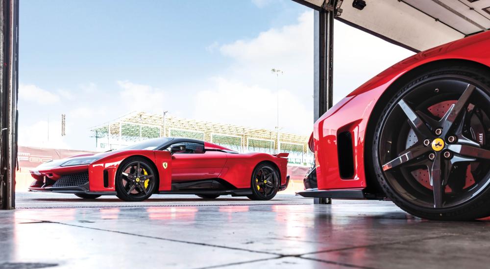 نماذج من سيارة Ferrari F80، التي يبدأ سعرها من 3.73 مليون دولار، تتنظر للانطلاق في جولة على حلبة ميسانو.