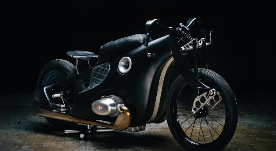 درّاجة Henne Revival BMW Landspeeder، التي ارتكز بناؤها إلى درّاجة من طراز BMW R37 من سنة 1928 قادها إيمست هيني بسرعات حطمت الأرقام القياسية في عشرينيات القرن الفائت وثلاثينياته. 