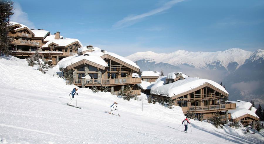 يوفّر الفندق وصولاً مباشرًا إلى مسارات التزلج، ويتكامل مع 6 أكواخ فوق المنحدر الجبلي.