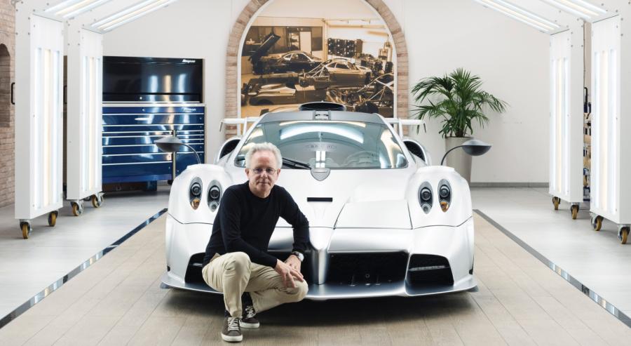 هوراسيو باغاني إلى جانب سيارة Pagani Imola الخارقة في محترفه بسان سيزاريو سول بانارو في إيطاليا. 