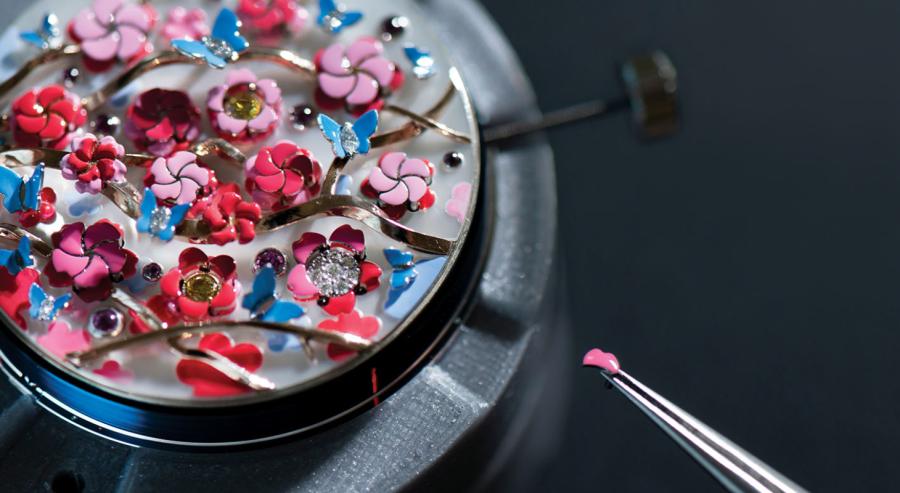 تثبيت بتلة من أصل 60 بتلة إلى ميناء ساعةLady Arpels Heures Florales Cerisier.