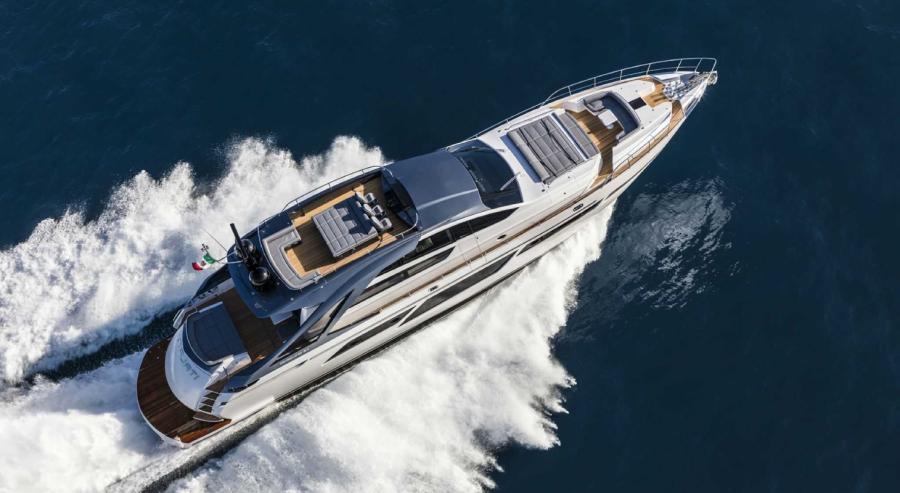 يمتد اليخت Pershing 9X بطول 28.04 متر وتميّزه خطوط ذات طابع رياضي وتصميم مبتكر لقمرة القيادة التي تحمل توقيع علامة بولترونا فراو.