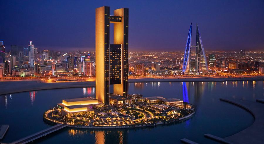 يشمخ فندق فورسيزونز خليج البحرين فوق جزيرة خاصة حيث أدواره الثمانية والستون تحتضن 273 فسحة للإقامة.