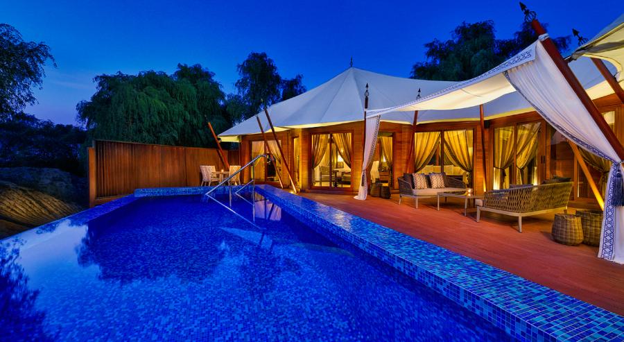 يحتضن فندق الريتز-كارلتون رأس الخيمة 101 فيلا تستلهم مضارب البدو تكملها أحواض سباحة خارجية. 