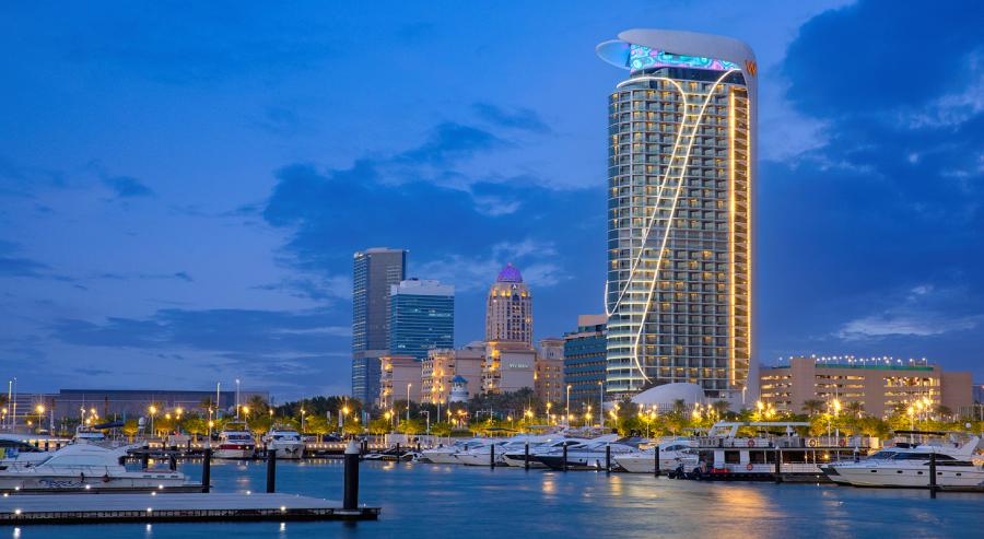 يتباهى الفندق بهندسة معمارية لافتة من الزجاج وبإطلالات ممتدة على أفق الخليج العربي وأشهر معالم مدينة دبي.