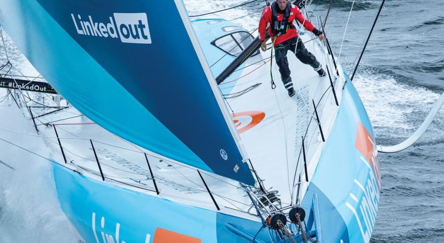 البحار الفرنسي توماس رويان على متن قارب LinkedOut في سياق التدرّب لخوض سباق Vendée Globe.
