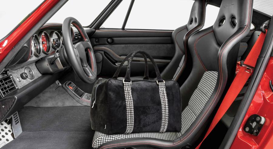 حقيبة من مجموعة Motorcar التي أطلقتها دار Jamah، وقد صممت لتلائم سيارة بيتر نام من طراز Gunther Werks 400R.