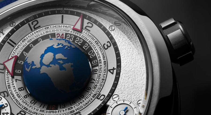 ساعة GMT Balancier Convexe المشغولة في علبة محدبة من التيتانيوم بقطر 46.5 ملليمتر. 
