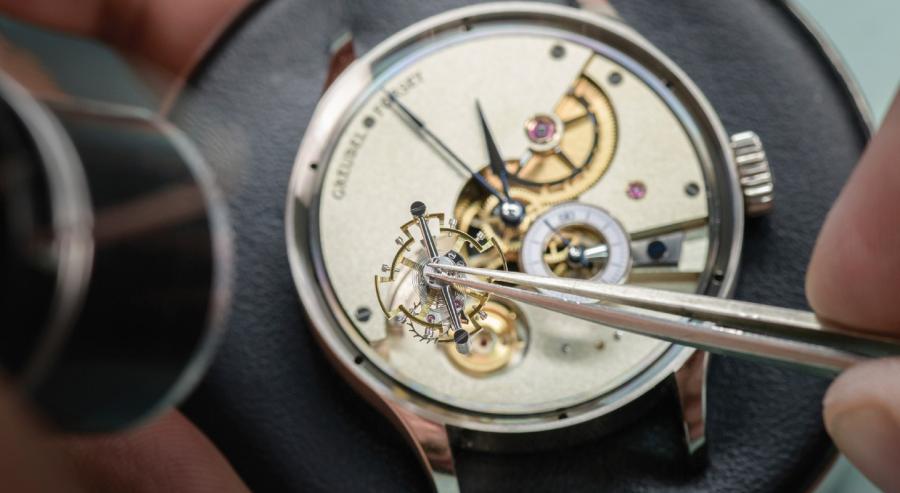 ساعة Hand Made 1 من غروبل فورسيه التي يقتصر إنتاجها على نموذجين أو 3 نماذج سنويًا.