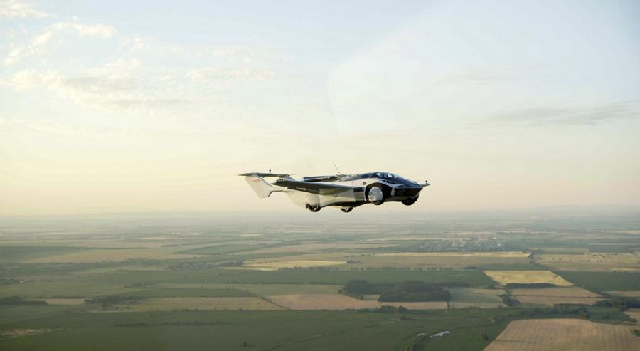 سيارة AirCar التي طورتها شركة Klein Vision محلقة في السماء. 