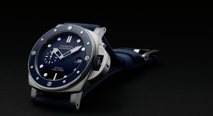 تستوطن ساعة Submersible QuarantaQuattro eSteel علبة بقطر 44 ملليمترًا، ويشكل المركب الفولاذي المستدام ما نسبته 52% من إجمالي وزنها البالغ 137 غرامًا. 
