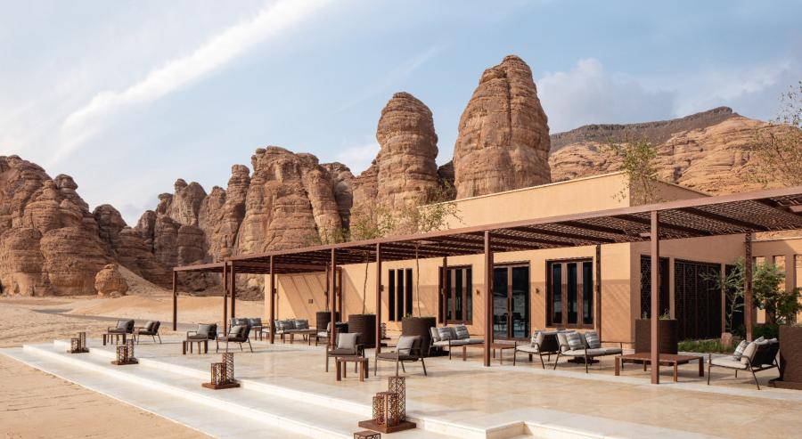 يربض فندق بانيان تري العُلا Banyan Tree AlUla في وادي عشار الصحراوي على نسق ملاذ تتجاور فيه 47 فيلا وفنون صخرية من زمن ما قبل التاريخ.