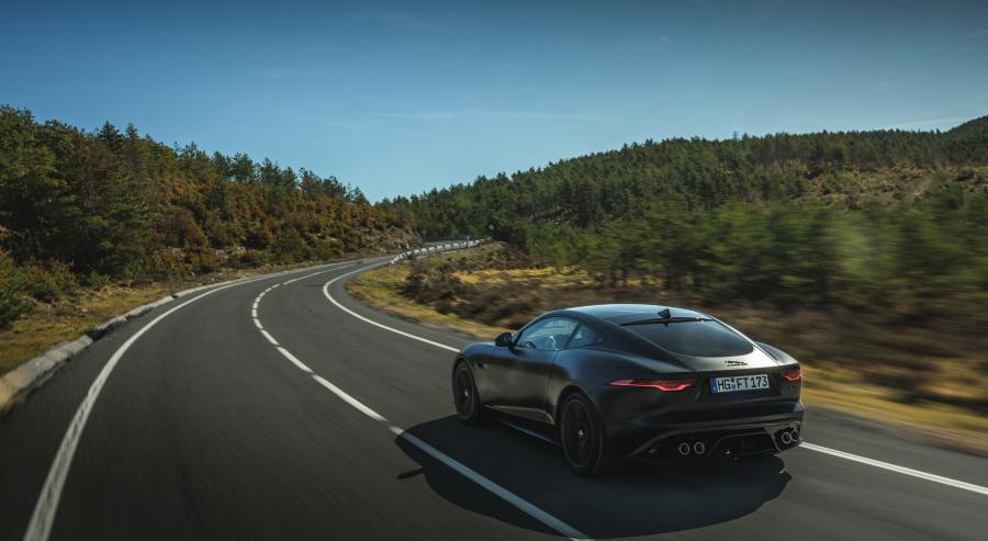 تبدو سيارة جاغوار الكوبيه من طراز F-Type R75 Coupe ، المجهزة بمحرك V-8 معزز بشاحن خارق وقادر على إنتاج قوة 567 حصانًا، كأنها متأهبة للقتال.