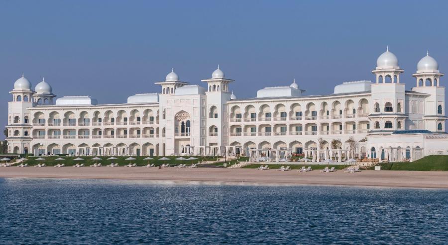 يرتفع المبنى الرئيس للفندق عند الواجهة البحرية لقرية كتارا، متباهيًا بتصميم يحتفي بالعمارة المغولية الهندية فيما تزيده فخامة إيحاءات عثمانية.