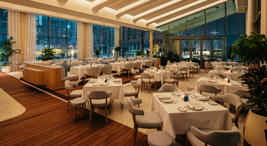 في المطعم الواقع بميناء دبي هاربر، تتجلّى المؤثرات التصميمية انعكاسًا صادقًا لجماليات ساحل البحر الأبيض المتوسط.