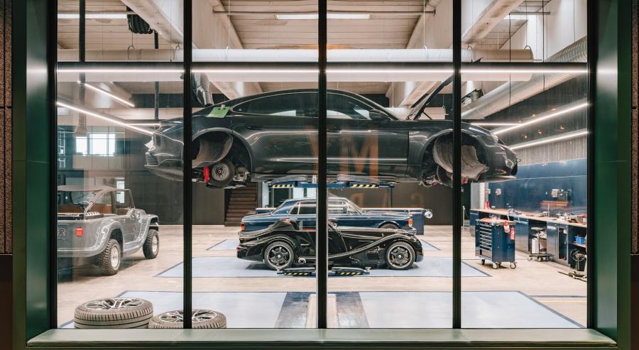 منشأة ماي غاراج في مدينة فايله بالدنمارك، وهي تُشرف على مجموعة السيارات الشخصية للمؤسس أندرس كيرك يوهانسن.
