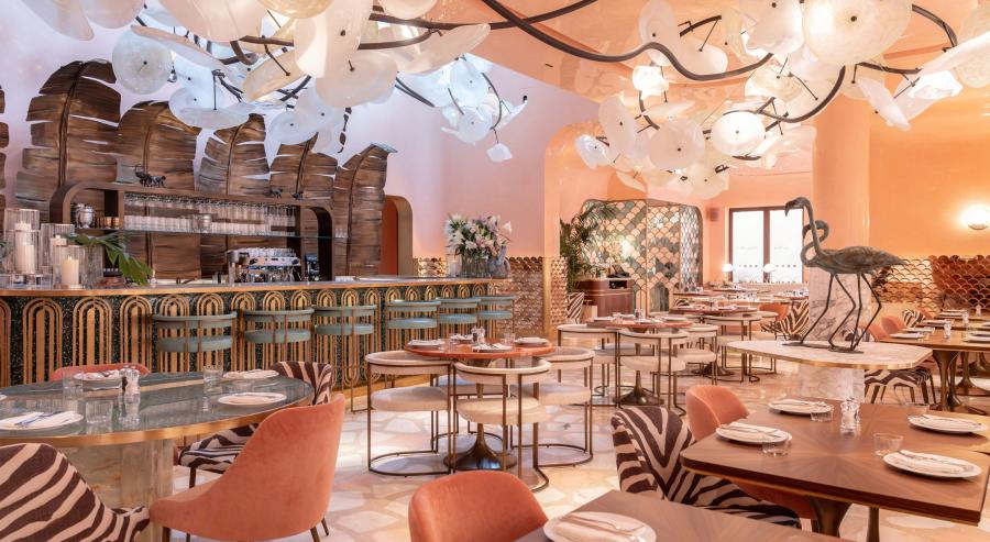 تغلب اللمسات إفريقية على مساحات المطعم Flamingo Room المزدانة باللون الزهري.