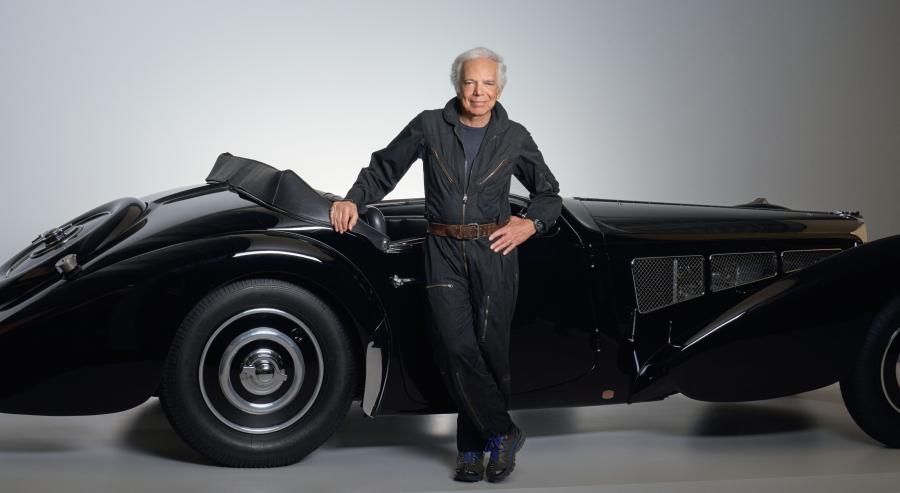 رالف لورين إلى جانبه سيارته من طراز Bugatti Type 57SC Gangloff Drop Head Coupé من عام 1937. 