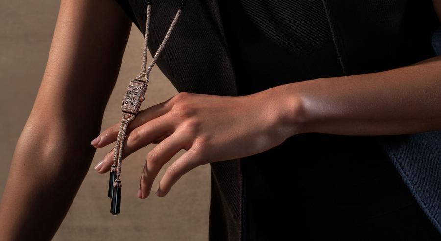 ساعة Reverso Secret Necklace من جيجر – لوكولتر. 

