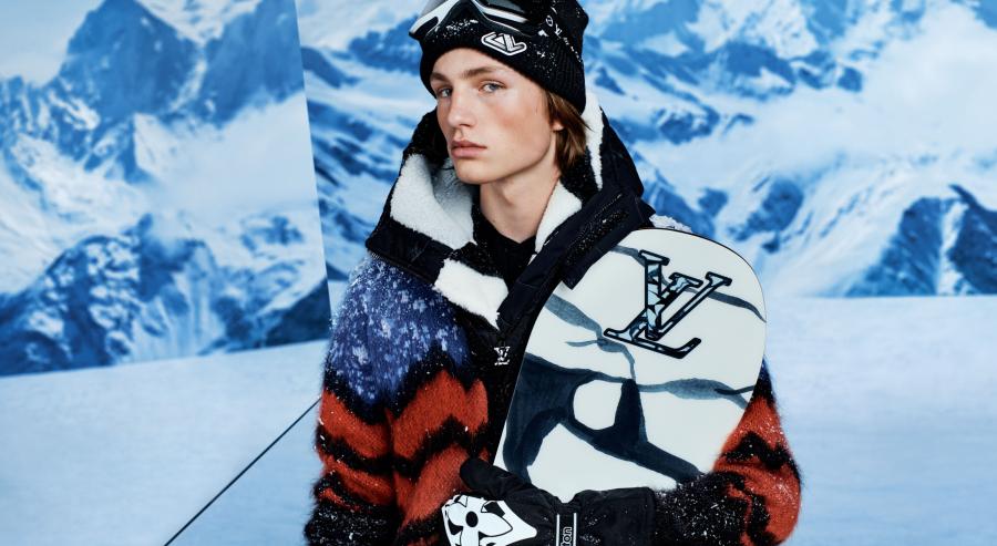 كنزة محبوكة من الصوف، وقلنسوة LV Ice المشغولة من الصوف، وقناع الثلج Snowfall Ski Mask، وقفازات LV Ice الجلدية المبطنة، ولوح للتزلج يزدان بزخارف تصوّر الأنهار الجليدية.
