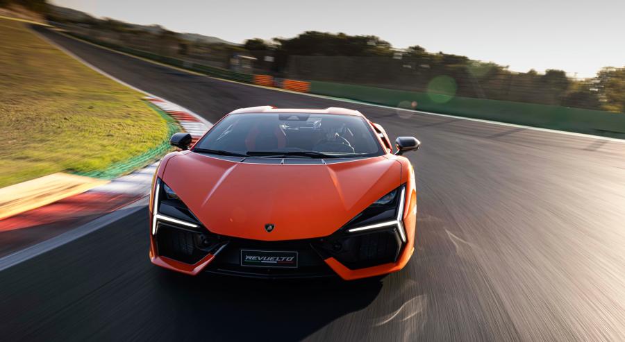 يناغم تصميم ريفويلتو بين معاني الأناقة والروح الهجومية، على ما تشهد في المقدمة المساحات السوداء المحيطة بالمصابيح الأمامية.